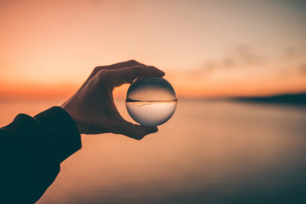 <!-- wp:heading -->
<h2>Quand utiliser l'hypnose ericksonienne ? </h2>
<!-- /wp:heading -->
<!-- wp:paragraph -->
<p>Toujours intuitive, comme dans l'hypnose classique, dans l'adaptation de la technique à la personne. Comme l'hypnose ericksonienne du naturaliste, elle se base sur les particularités de chaque individu et laisse les bénéfices du changement au patient (une approche permissive qui favorise l'empowerment humain). </p>
<!-- /wp:paragraph -->
<!-- wp:paragraph -->
<p>Ses champs d'application peuvent être illimités, dans le domaine de la psychologie. Il s'agit d'une forme courante d'hypnose utilisée en thérapie aujourd'hui.</p>
<!-- /wp:paragraph -->
<!-- wp:paragraph -->
<p>C'est plus efficace que l'hypnothérapie traditionnelle parce que les gens ignorent souvent les simples signaux post-hypnotiques, mais il est difficile de résister aux signaux indirects dans les métaphores et les histoires engageantes.</p>
<!-- /wp:paragraph -->
