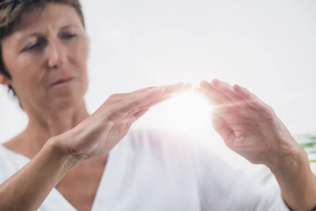 Le magnétisme peut vous aider sur les chemins de la guérison. Le magnétisme s'est avéré bénéfique dans le processus de guérison. Grâce au magnétisme, les patients peuvent recevoir une guérison physique et mentale. Il gagnera en magnétisme, en énergie nouvelle. Ce dernier peut aider à équilibrer les vibrations électriques ou les rayonnements émis par le corps. En pratique, la première tâche du magnétiseur sera d'identifier les organes du corps qui ne transmettent pas le bon signal. L'action portera alors d'abord sur cet organe.