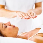 La guérison énergétique est une pratique utilisant l'énergie pour promouvoir la guérison physique, mentale et émotionnelle. Elle inclut des techniques comme l'acupuncture, le reiki et les soins énergétiques holistiques. La guérison énergétique peut aider à gérer le stress, la douleur et d'autres problèmes de santé, mais ne doit pas être utilisée à la place de soins médicaux conventionnels.